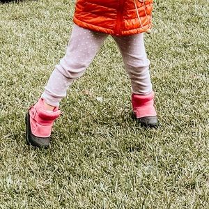 Pink kid snow shoes